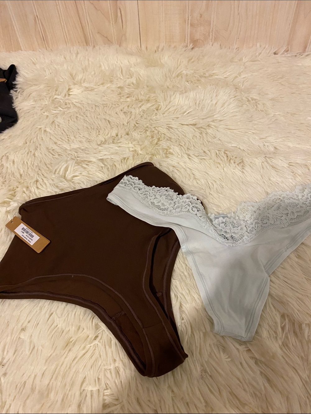 SKIMS (2) Thongs